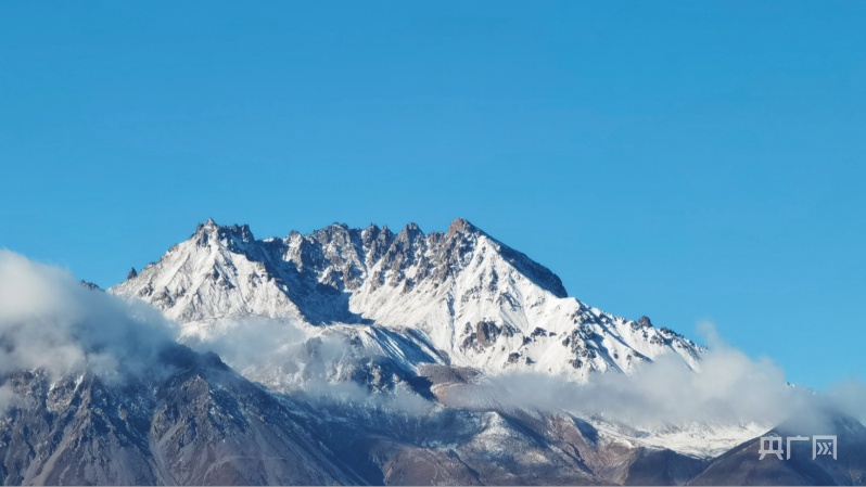 牛心山,藏语称为"阿咪东索",是位于祁连县东南2公里处的山.