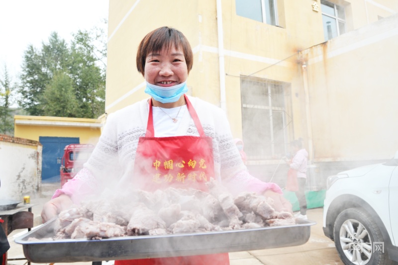 热气腾腾的肉出锅了啦！（央广网发 王伟才 摄）