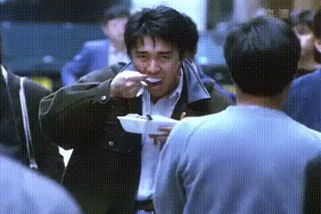在周星驰的《咖喱辣椒》中,他一个人走在大街上,一勺饭,一支烟,嘴里嚼