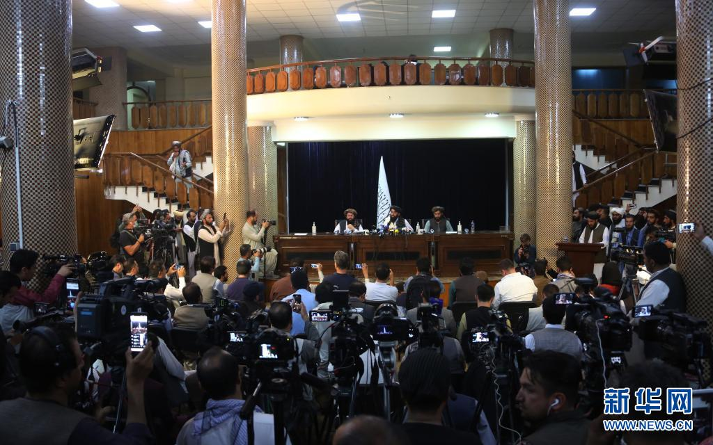 8月17日，在阿富汗首都喀布尔，阿富汗塔利班发言人扎比乌拉·穆贾希德（后中）出席塔利班进入喀布尔后举行的首次记者会。新华社发