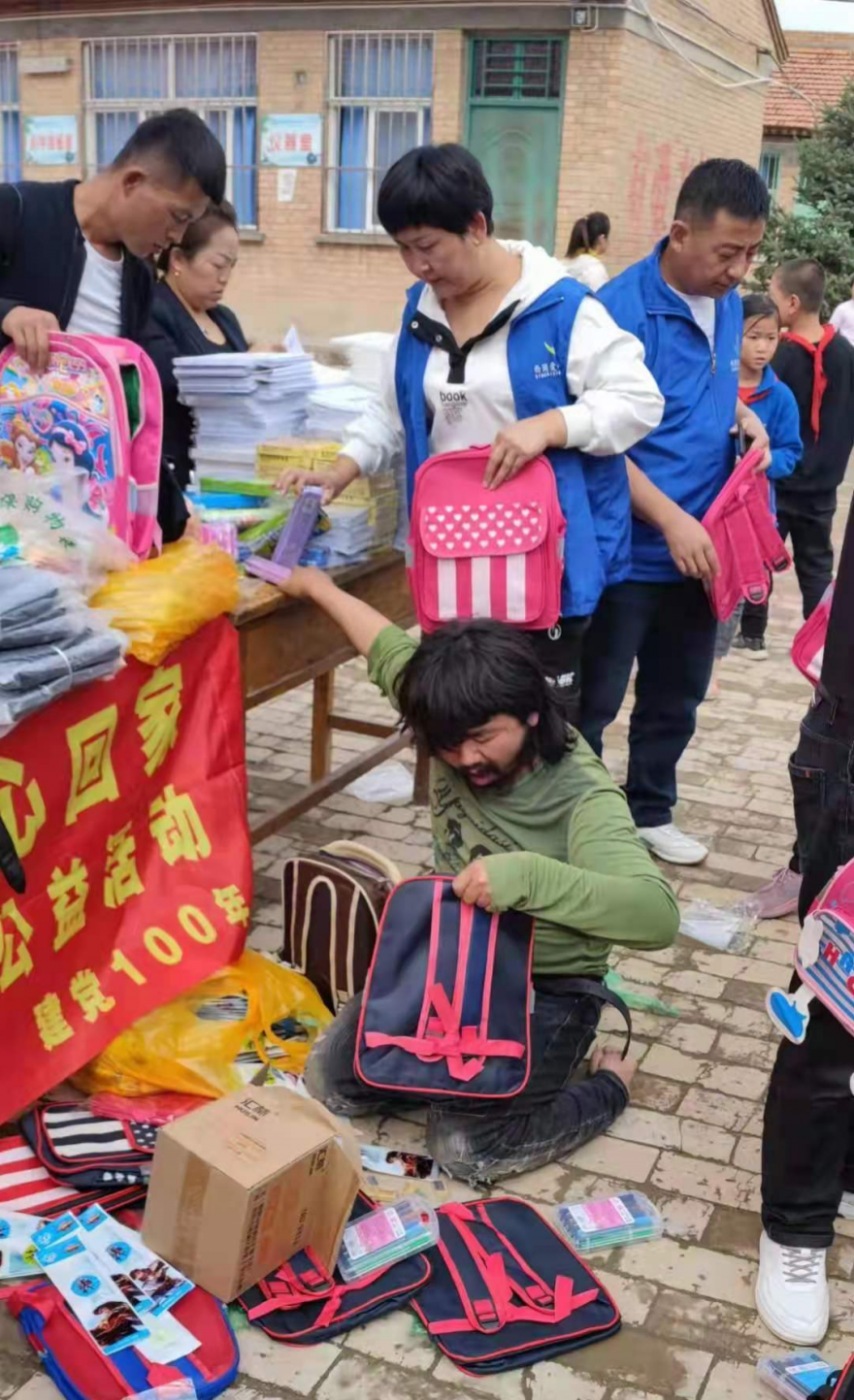 【社会】残疾小伙靠拾荒、卖手工艺品维生,却每年捐出几十万做公益__财经头条