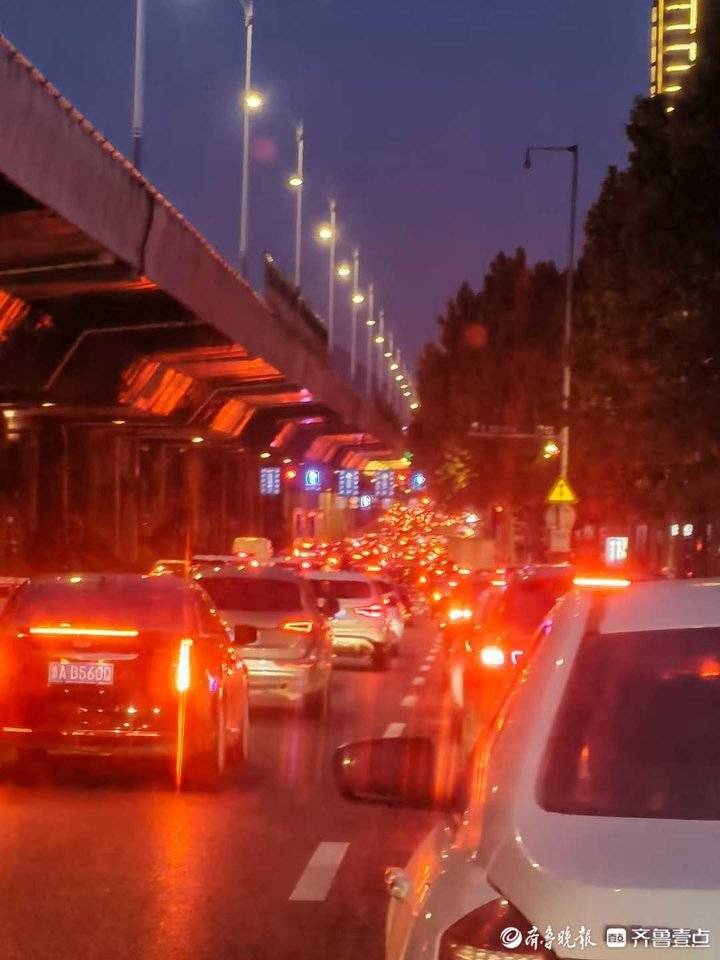 济南:中秋加上雨,路上有些堵|济南市|堵车_新浪新闻