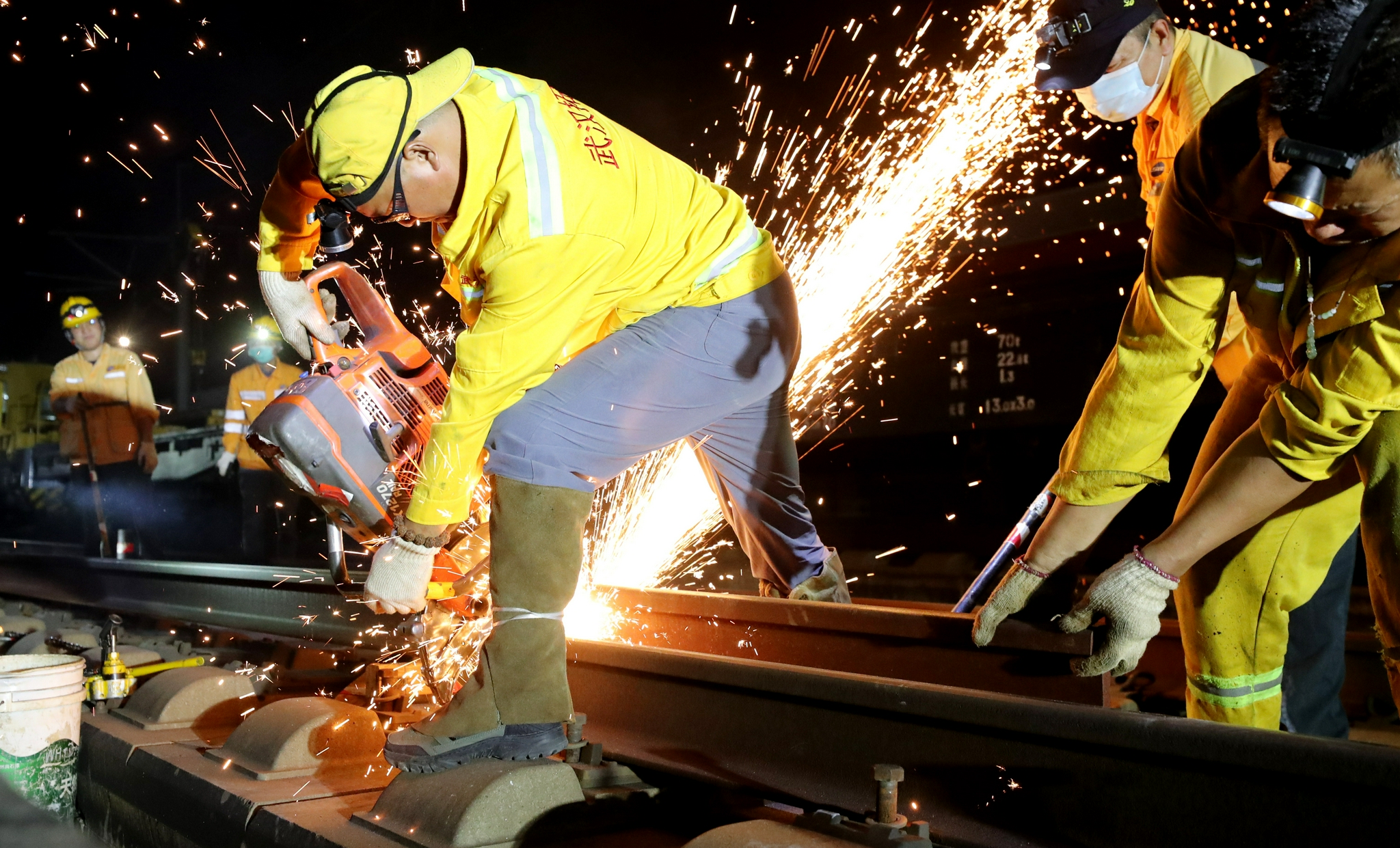 9月18日,一名高铁维修工在切割钢轨.新华社记者 方喆 摄