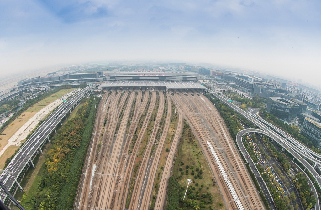 图为上海虹桥综合交通枢纽虹桥火车站.