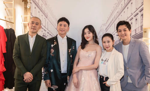 兰玉曾发文夸赞自己的老公,看刘钧和女儿一起吃面别提多可爱了.