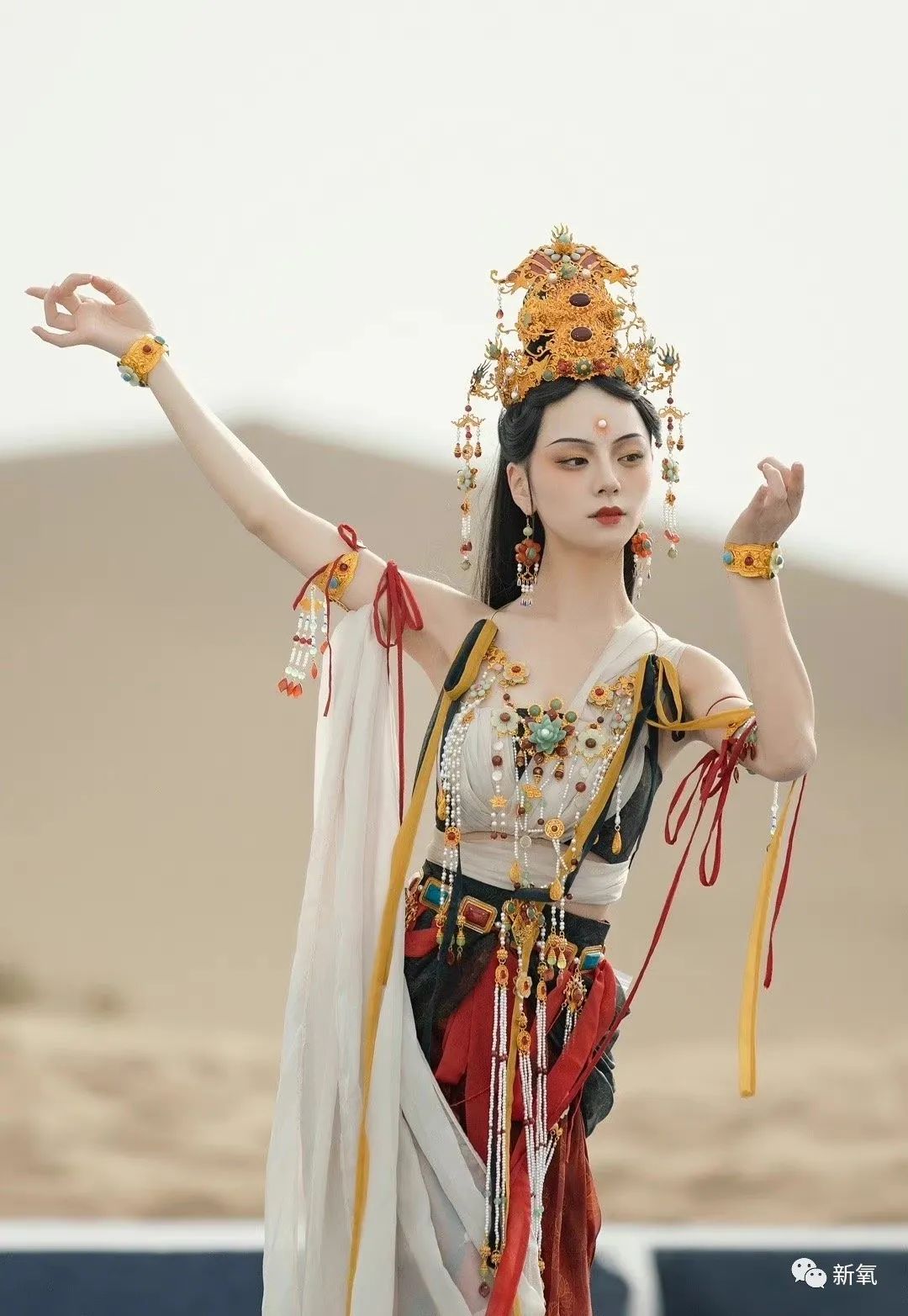 手媚生姿,让观者不禁想起了那支弦鼓一动双袖举的胡旋舞