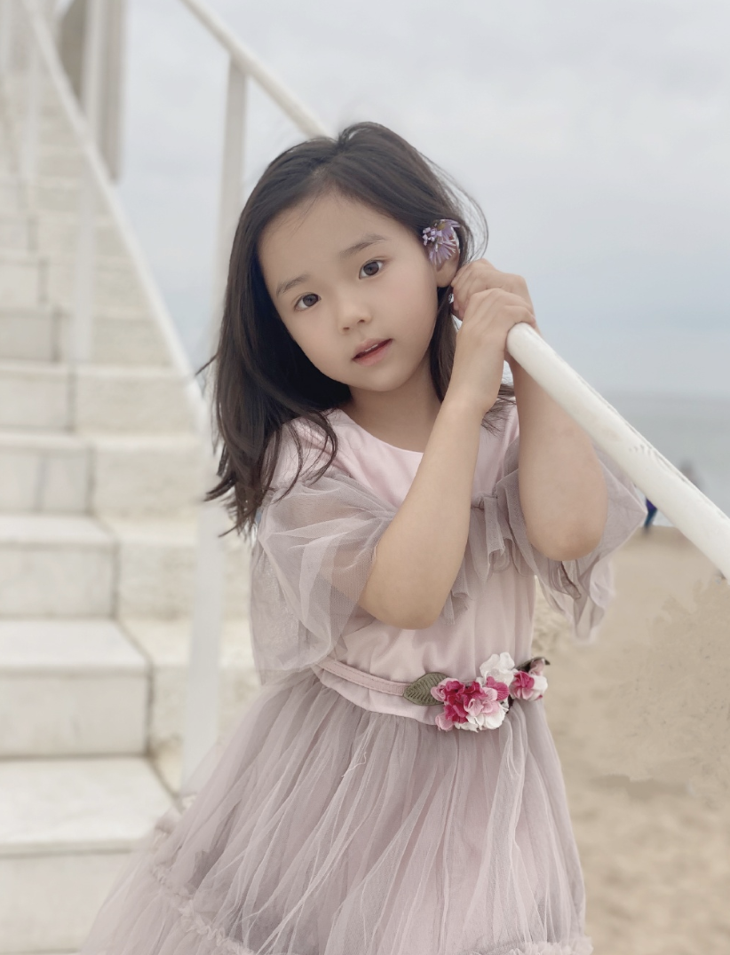 董璇晒女儿中秋写真小酒窝海边度假耳朵上戴鲜花如邻家女孩儿