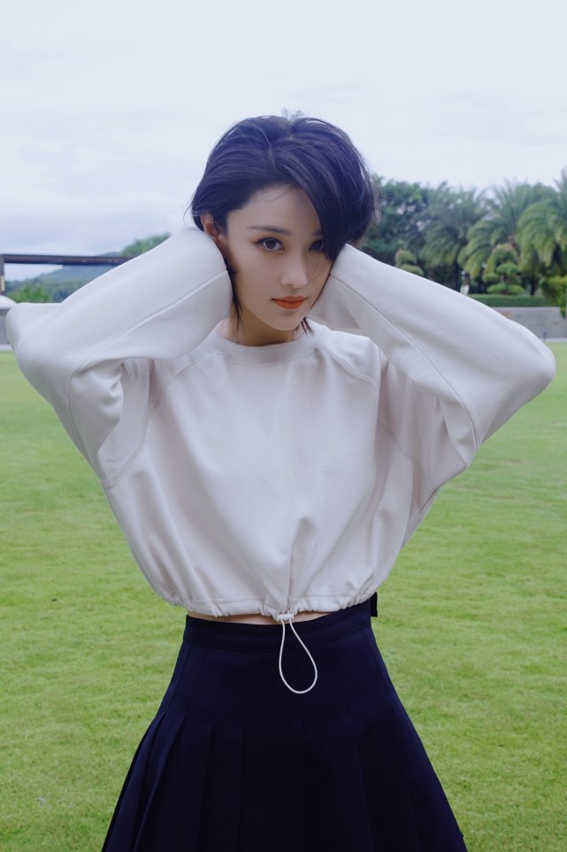 张馨予晒照甜美可爱短发造型飒爽干练婚后生活惬意惹人羡