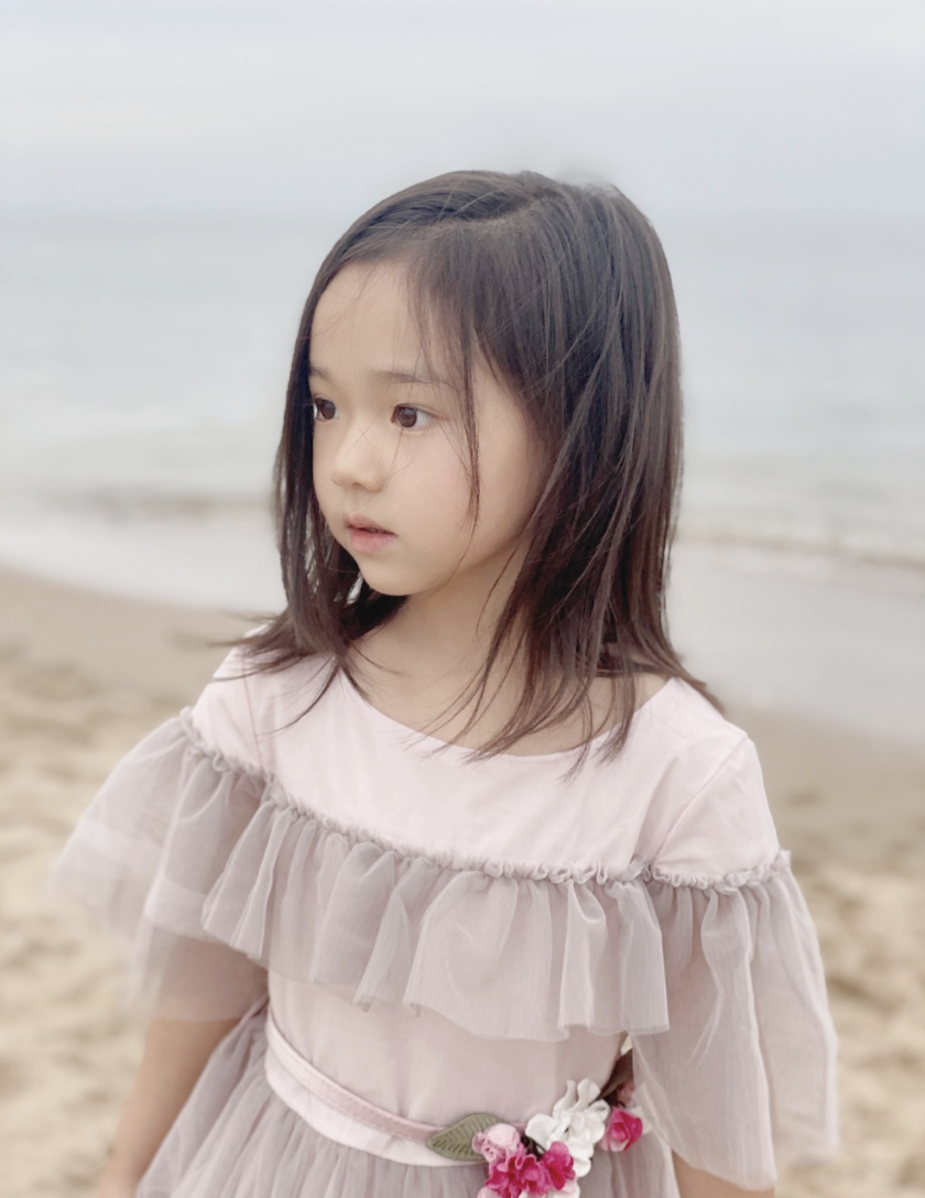 董璇晒女儿中秋写真小酒窝海边度假耳朵上戴鲜花如邻家女孩儿