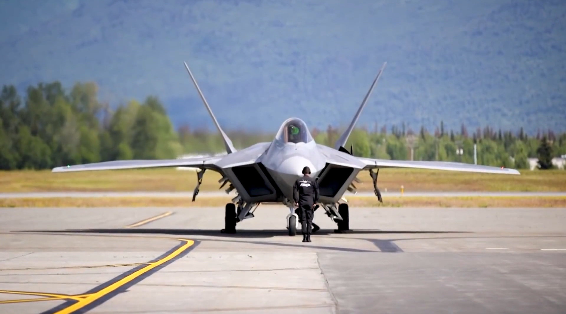 f-22"猛禽"战斗机,展示其优异性能