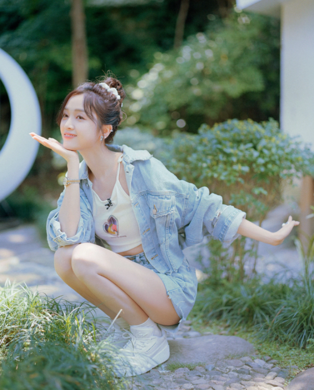 吴宣仪综艺剧照释出浅蓝色牛仔清新灵动丸子头俏皮减龄