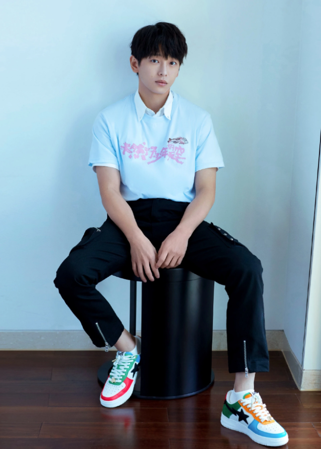 彭昱畅瘦身成功像整容浅蓝色t恤演绎天真少年气质太干净