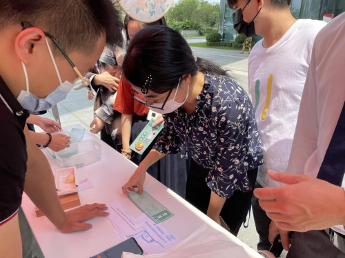 凯迪网络携手广报中心、韩后开展中秋节活动，吸引逾千人参与休闲区蓝鸢梦想 - Www.slyday.coM