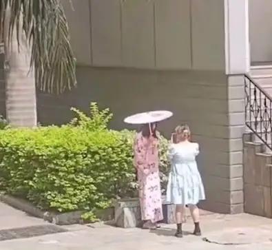 九一八当天，某大学女生穿和服在校园拍照，大学学了啥？休闲区蓝鸢梦想 - Www.slyday.coM