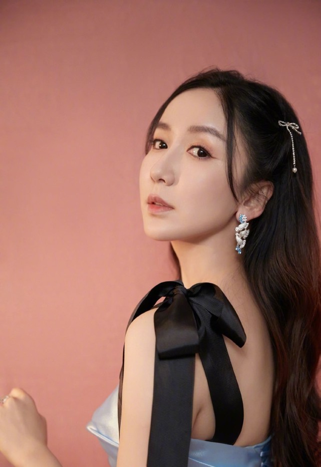 动作非常的生硬,再加上面部填充有一些过度,看起来娄艺潇有一些奇怪