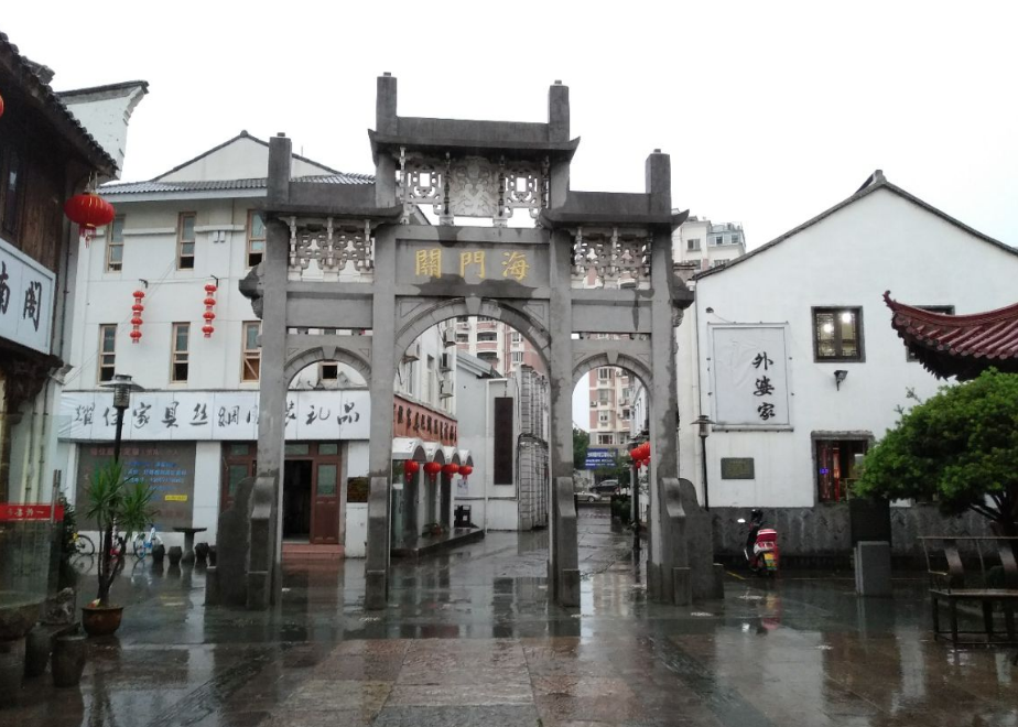 而且如今老街上的建筑也大多是清末民初建造的,这里南接中山东路,北至