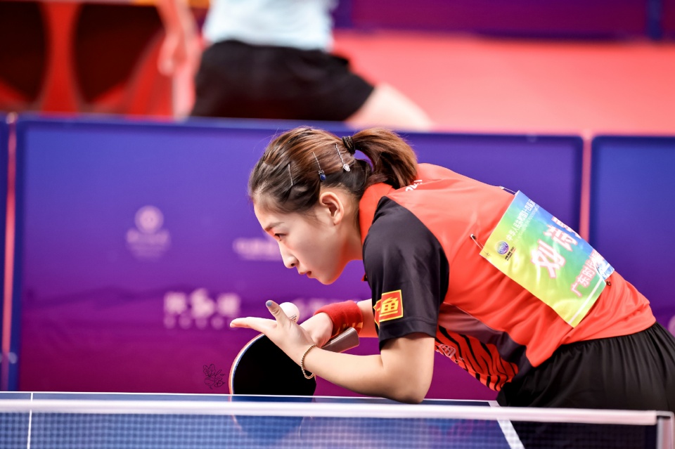 第三场,广东队的张迟以3-0横扫江芷林,三局的比分分别是11-1,11-2和