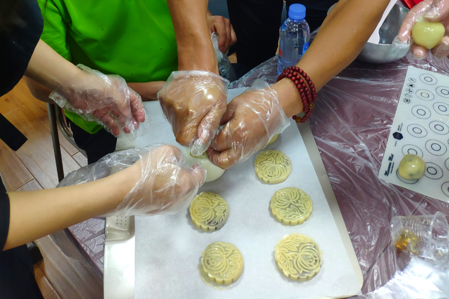 武汉聚才社区新市民欢聚一堂,做月饼吃月饼,共度中秋节