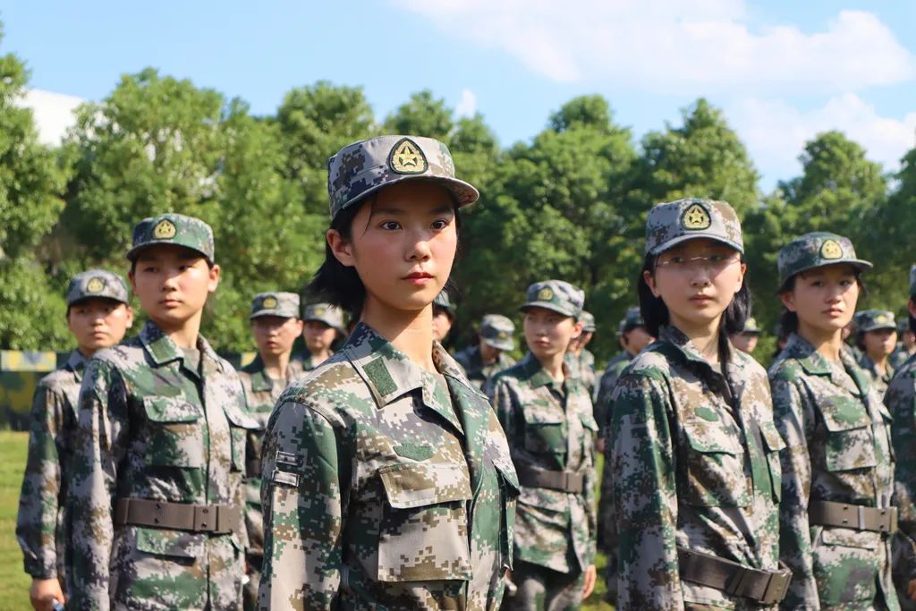 点击超8000万军校小姐姐太帅了