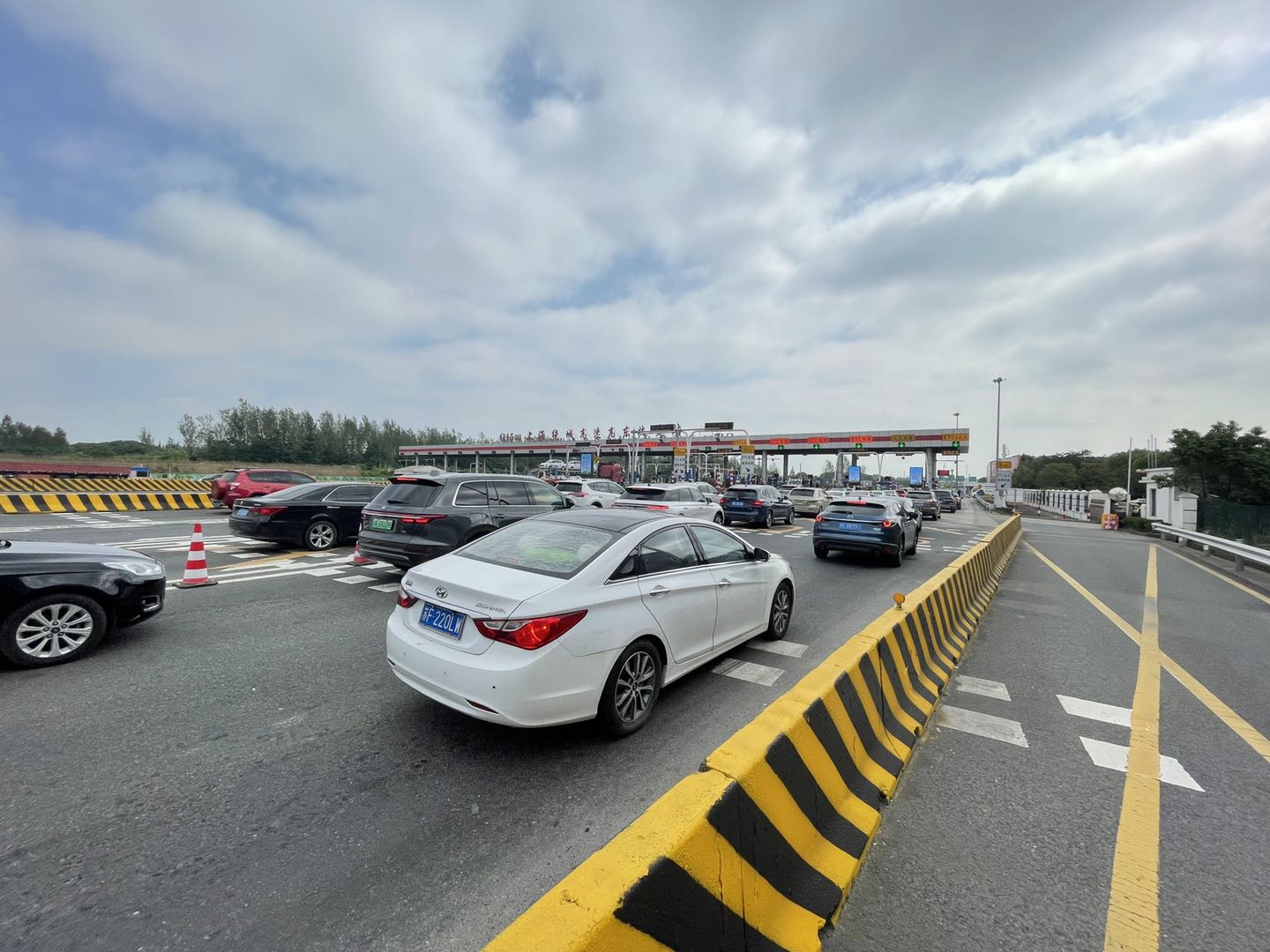 未见拥堵,昨夜今晨高速高东收费站交通平稳有序