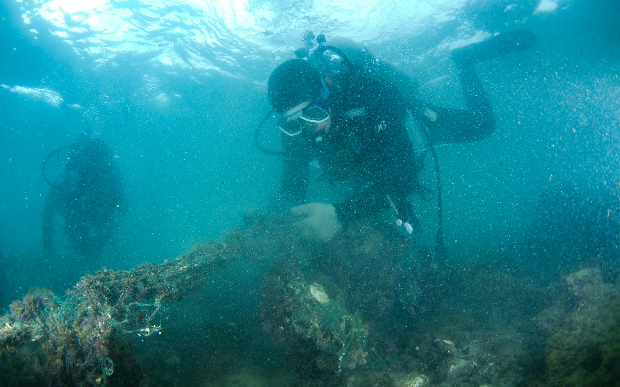 清理海洋垃圾保护生态环境