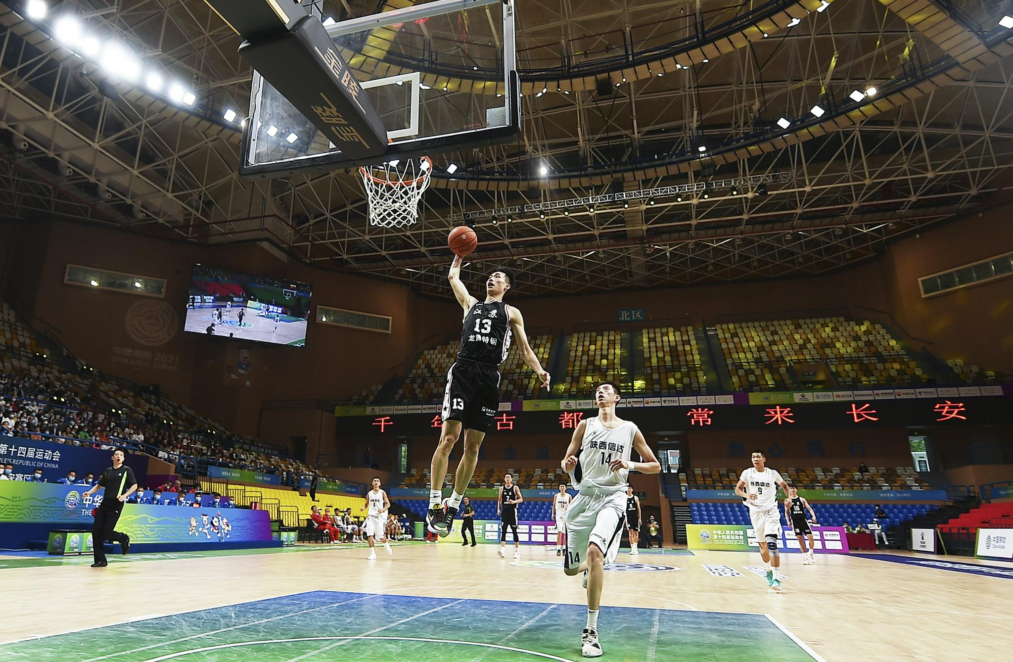 9月19日,江苏队球员戴昊(前上)在比赛中扣篮.