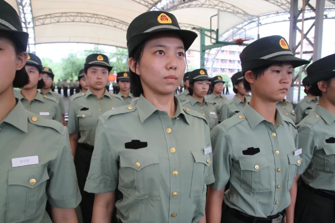 点击超8000万军校小姐姐太帅了