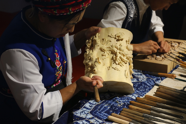 石雕绒绣土陶白族之乡非遗亮相浦东