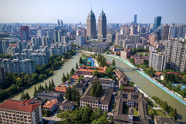 俯瞰华政建筑群与苏州河。澎湃新闻记者朱伟辉图