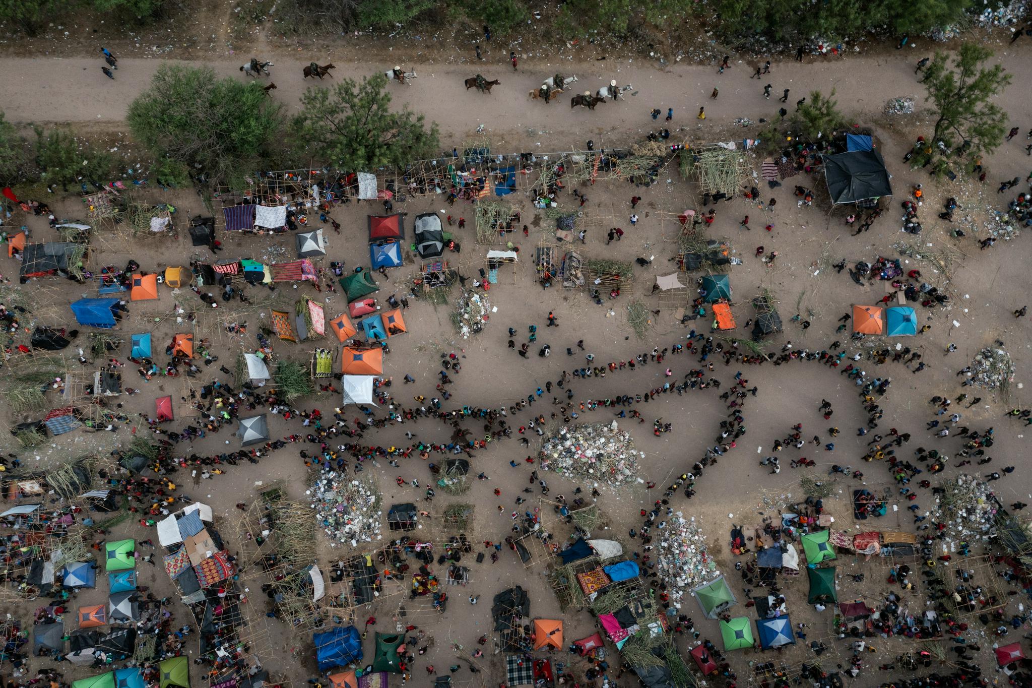 9月18日,数千非法移民聚集在美国得克萨斯州"德尔里奥国际桥"下的