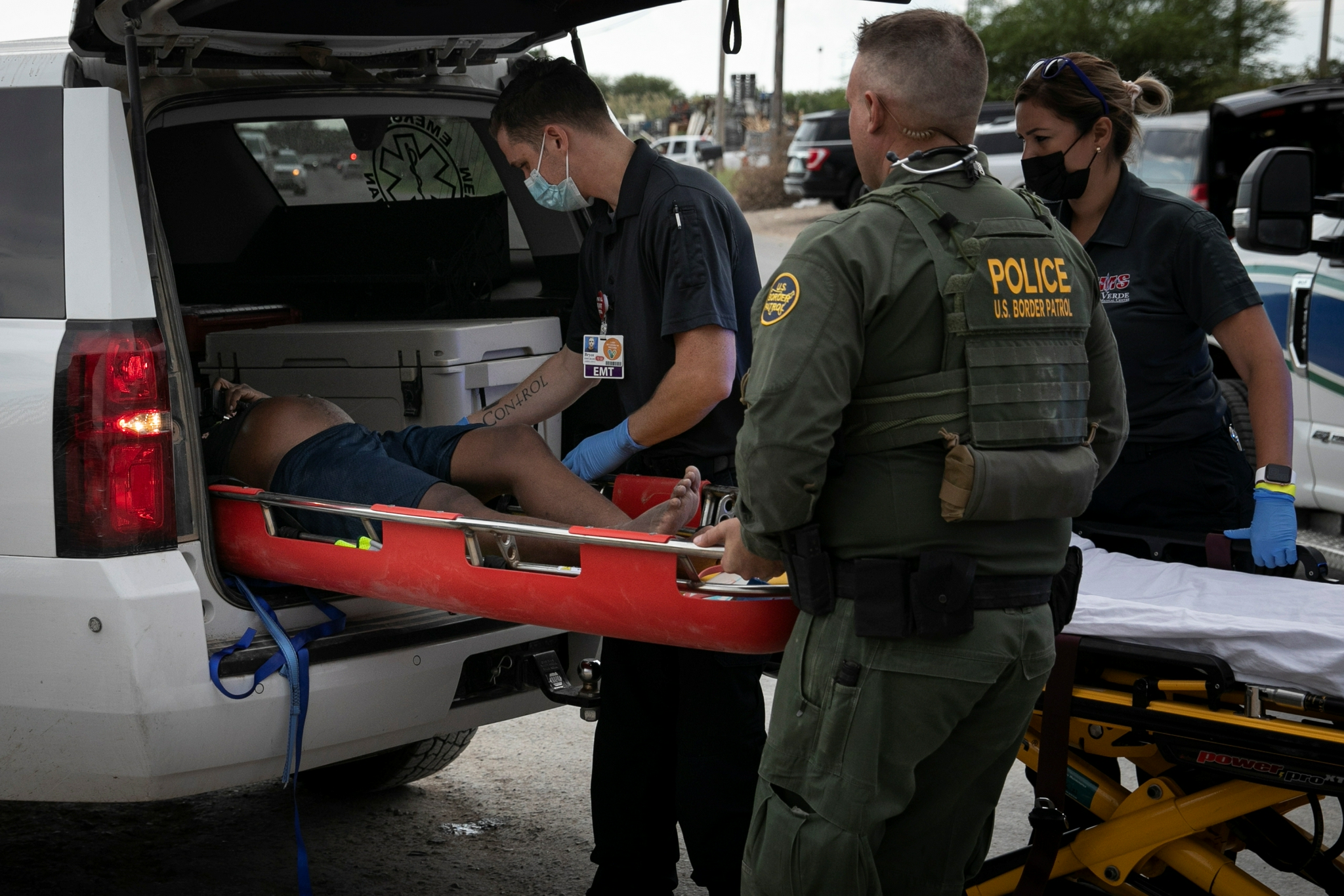 9月18日,在美国得克萨斯州"德尔里奥国际桥"附近,一名怀孕的非法