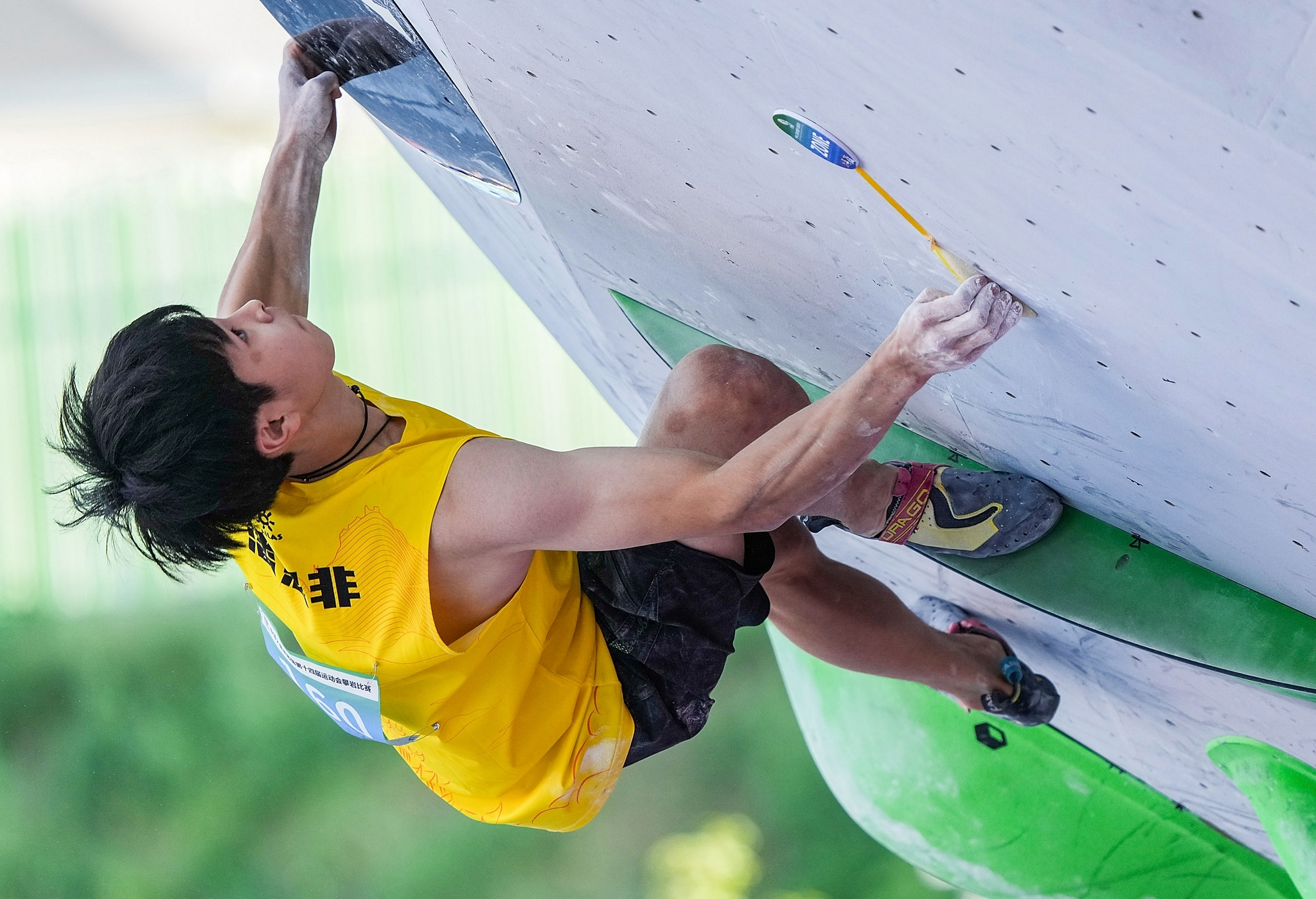 9月19日,香港队选手欧智锋在攀石赛中.新华社记者 王曦 摄