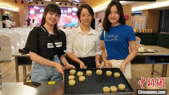 图为两位台籍学生与老师在桂林活动现场同做月饼。　蒋丰慧 摄