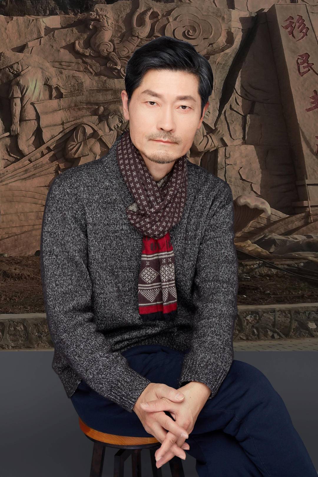 陈功,自幼学画,油画功底深厚,且临摹传统国画,专注景观雕塑设计及写意