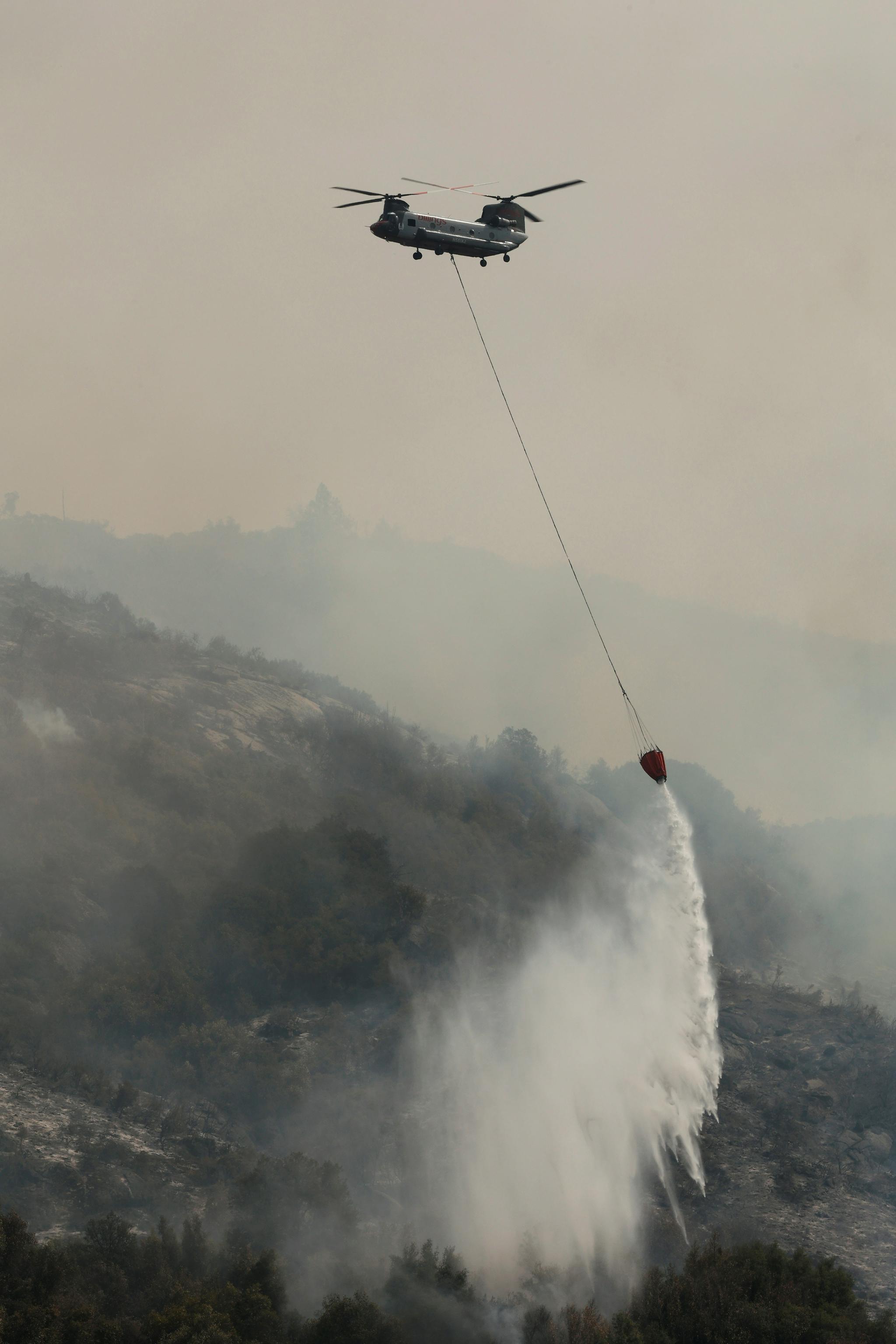 9月18日,消防飞机在美国加利福尼亚州红杉国家公园灭火.新华社/赂透