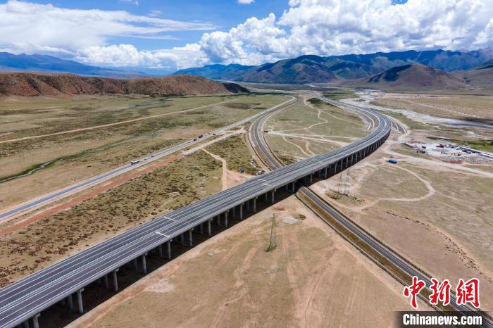 图为G6京藏高速与青藏铁路交汇，画面最左侧为青藏公路。　江飞波 摄