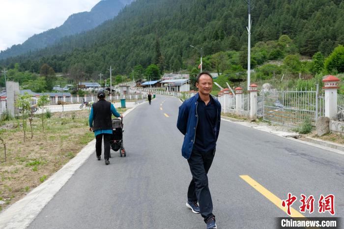 西藏林芝上察隅镇布宗村村民达瓦次仁路过国道219线，该路段的修筑畅通为当地经济带来了积极改变。　江飞波 摄
