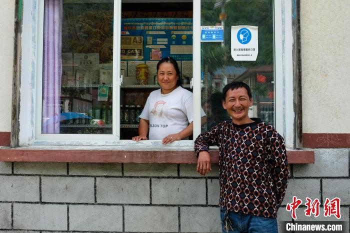资料图为西藏墨脱县墨脱镇门巴族扎巴和妻子梅朵曲珍在自家小商店门口，墨脱公路通车前扎巴是一位背夫。　江飞波 摄