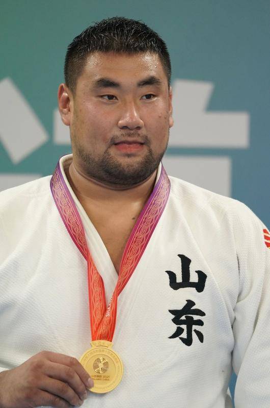 icphoto粗犷的山东大汉,身宽体胖,满面胡须,却像个孩子一样扎进教练怀