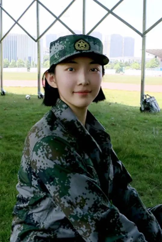 一段军校女生的视频登上热搜空工大女学员挑战平板撑话题阅读量已超1