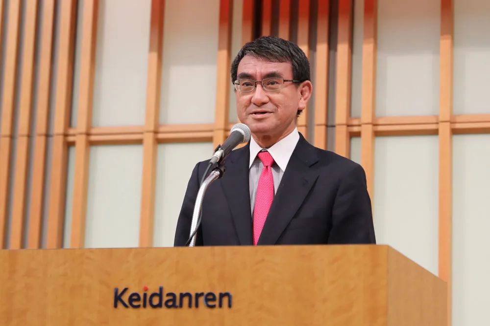 2018年12月3日，在日本东京，日本外务大臣河野太郎在研讨会的招待会上致辞。（新华社记者杜潇逸摄）