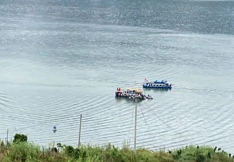 贵州六盘水翻船图片