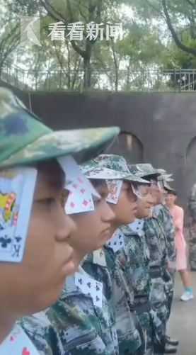 头顶水瓶，身体夹扑克！教官军训再出“狠招” 新生：我太难了！休闲区蓝鸢梦想 - Www.slyday.coM