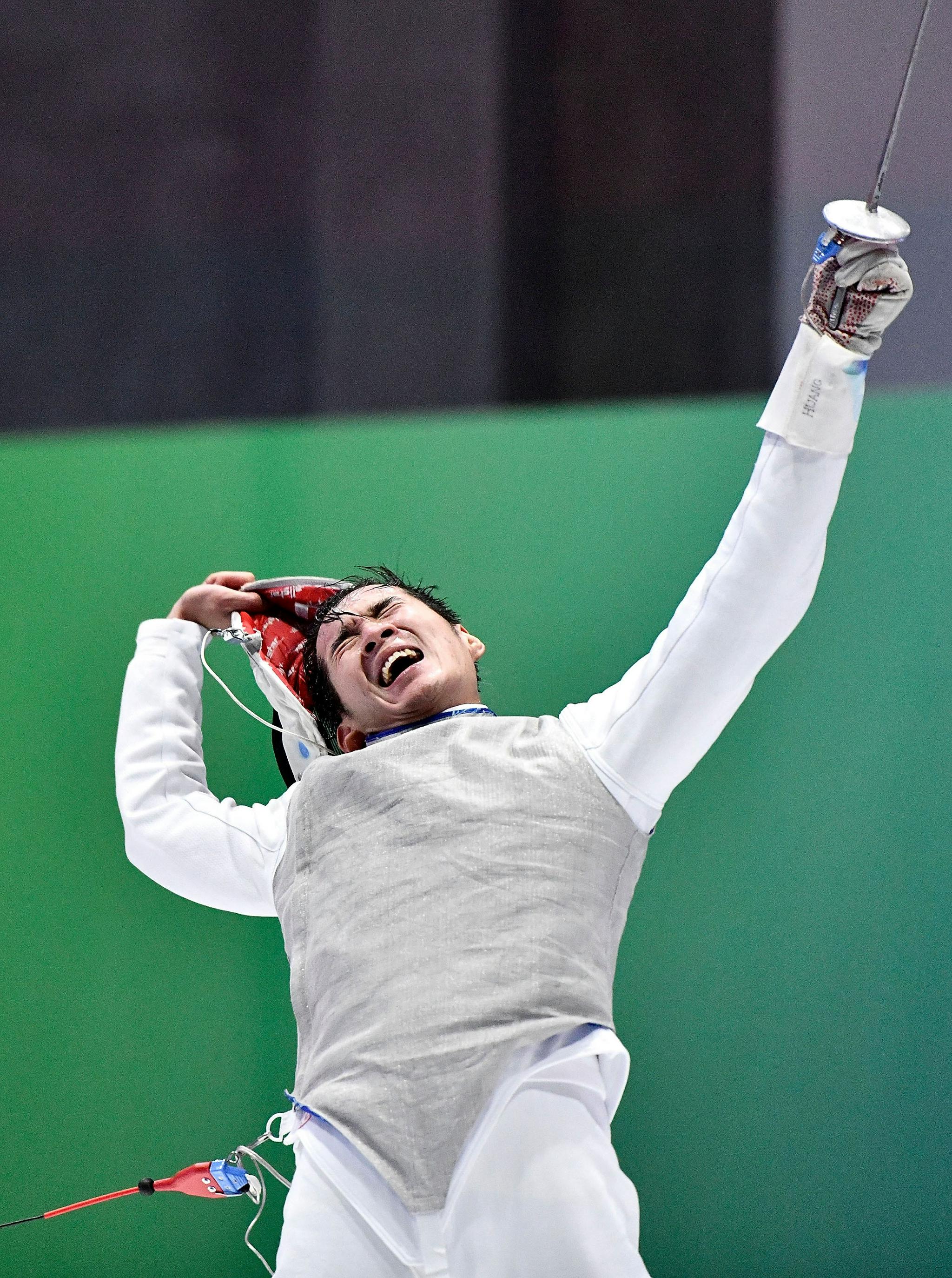 击剑——男子花剑个人赛:黄梦恺夺冠