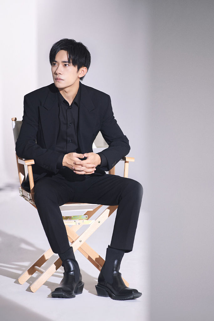 易烊千玺西装造型俊朗帅气.易烊千玺胶片风大片氛围感拉满.