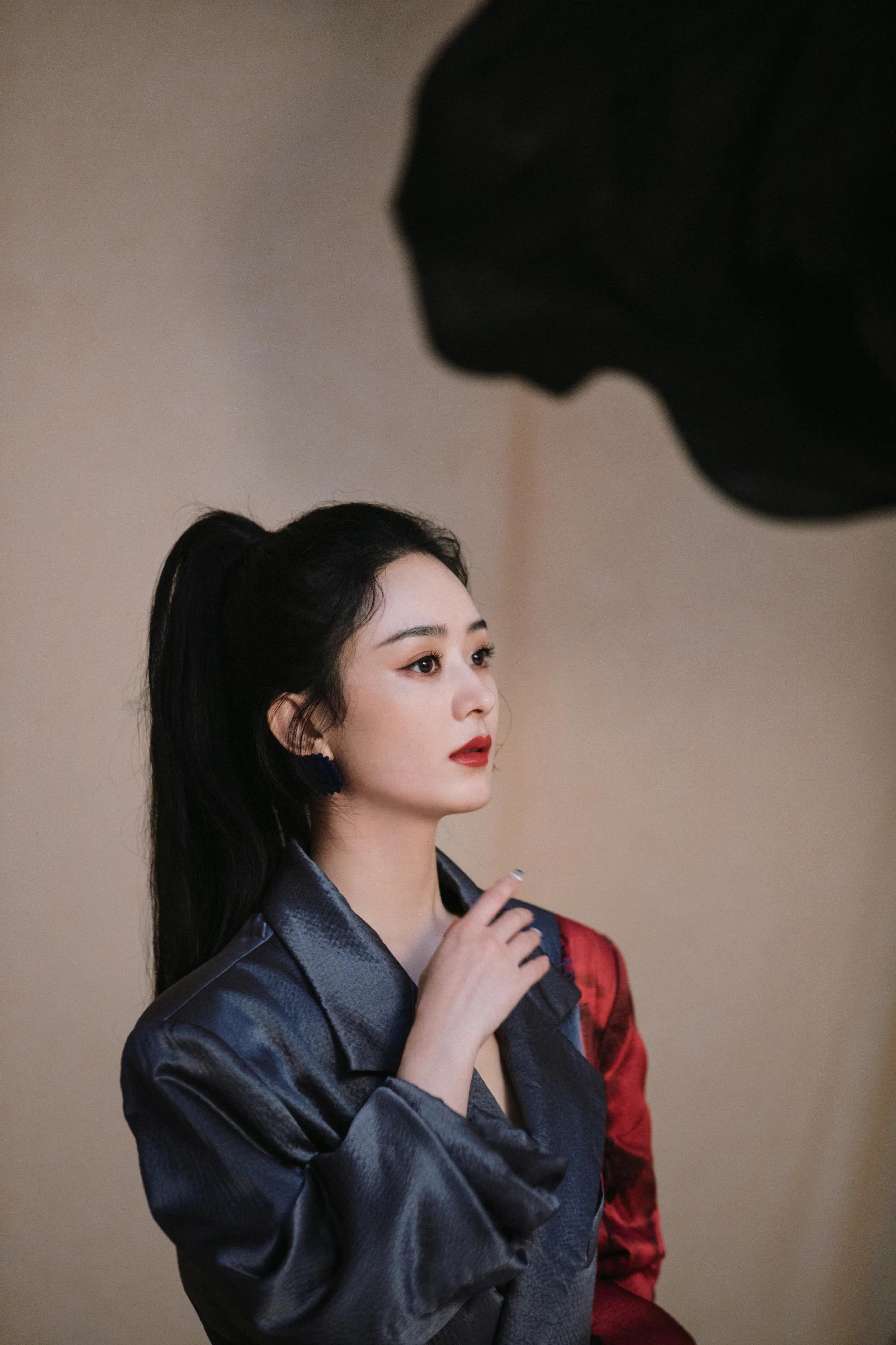 赵丽颖尼龙双马尾造型,化身暗夜小魔女,气质超绝