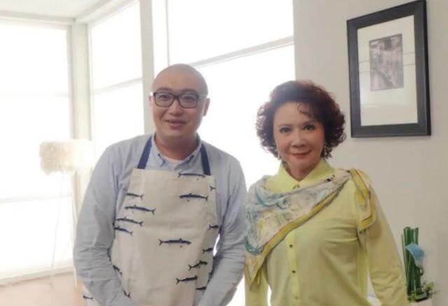 后来,蔡明越来越红火,丁秋星越来越默默无闻,但他们相伴30多年,依然
