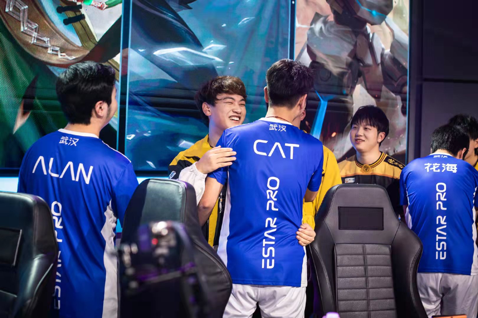 转会期的神:猫神四次天价转会全都成功,为何猫神这么受欢迎?