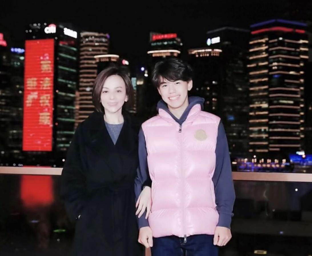 雪姨王琳晒母子合照两婚两离单身仍潇洒20岁王诺逆袭成大帅哥