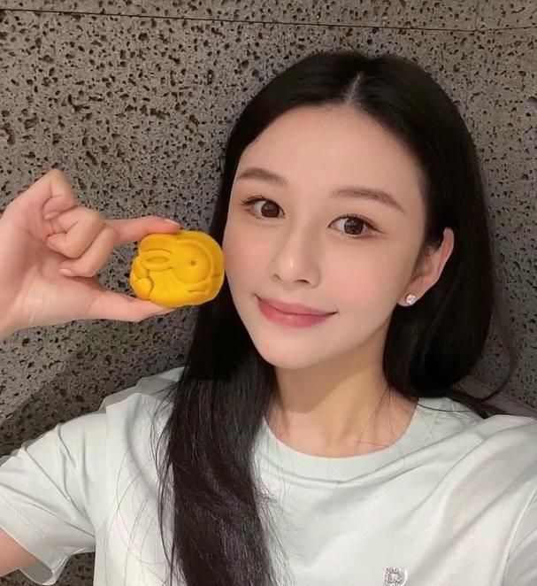 作为邱淑贞的女儿,沈月的一举一动注定会受到大众的关注,她也因出色的